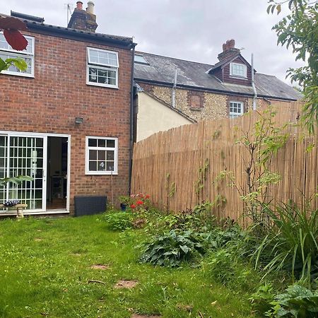 Bumblebee Cottage - Cosy Cottage In Area Of Outstanding Natural Beauty ヘメル・ヘムステッド エクステリア 写真