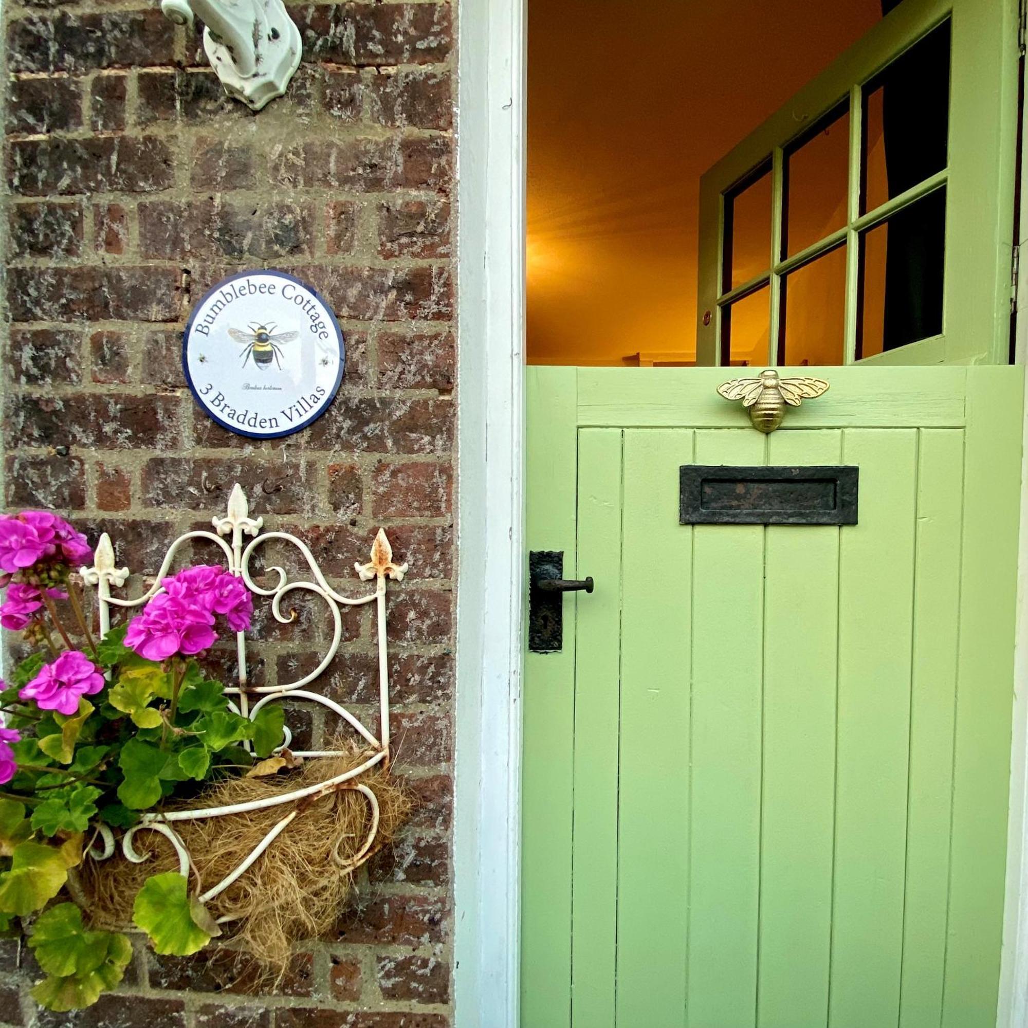 Bumblebee Cottage - Cosy Cottage In Area Of Outstanding Natural Beauty ヘメル・ヘムステッド エクステリア 写真