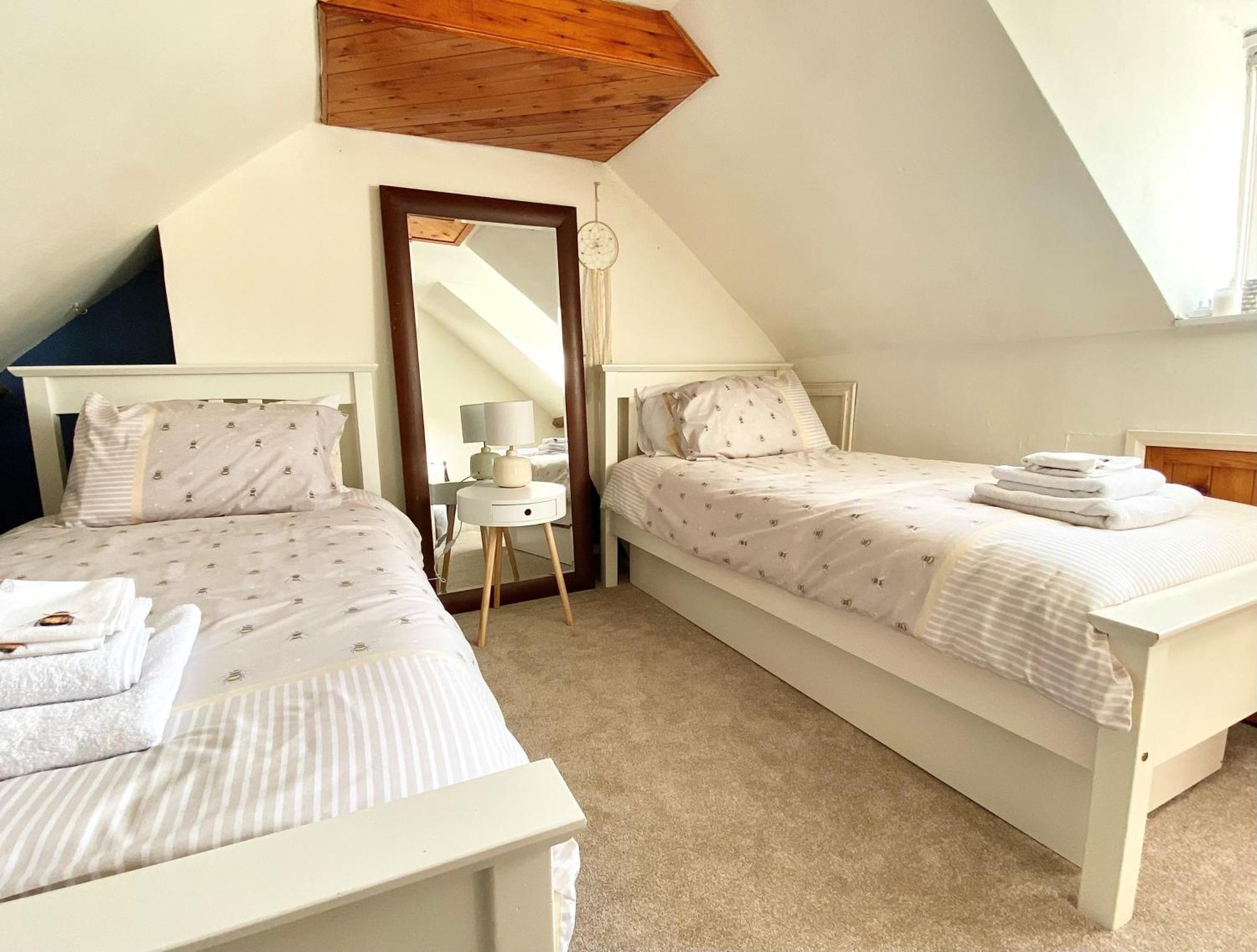Bumblebee Cottage - Cosy Cottage In Area Of Outstanding Natural Beauty ヘメル・ヘムステッド エクステリア 写真