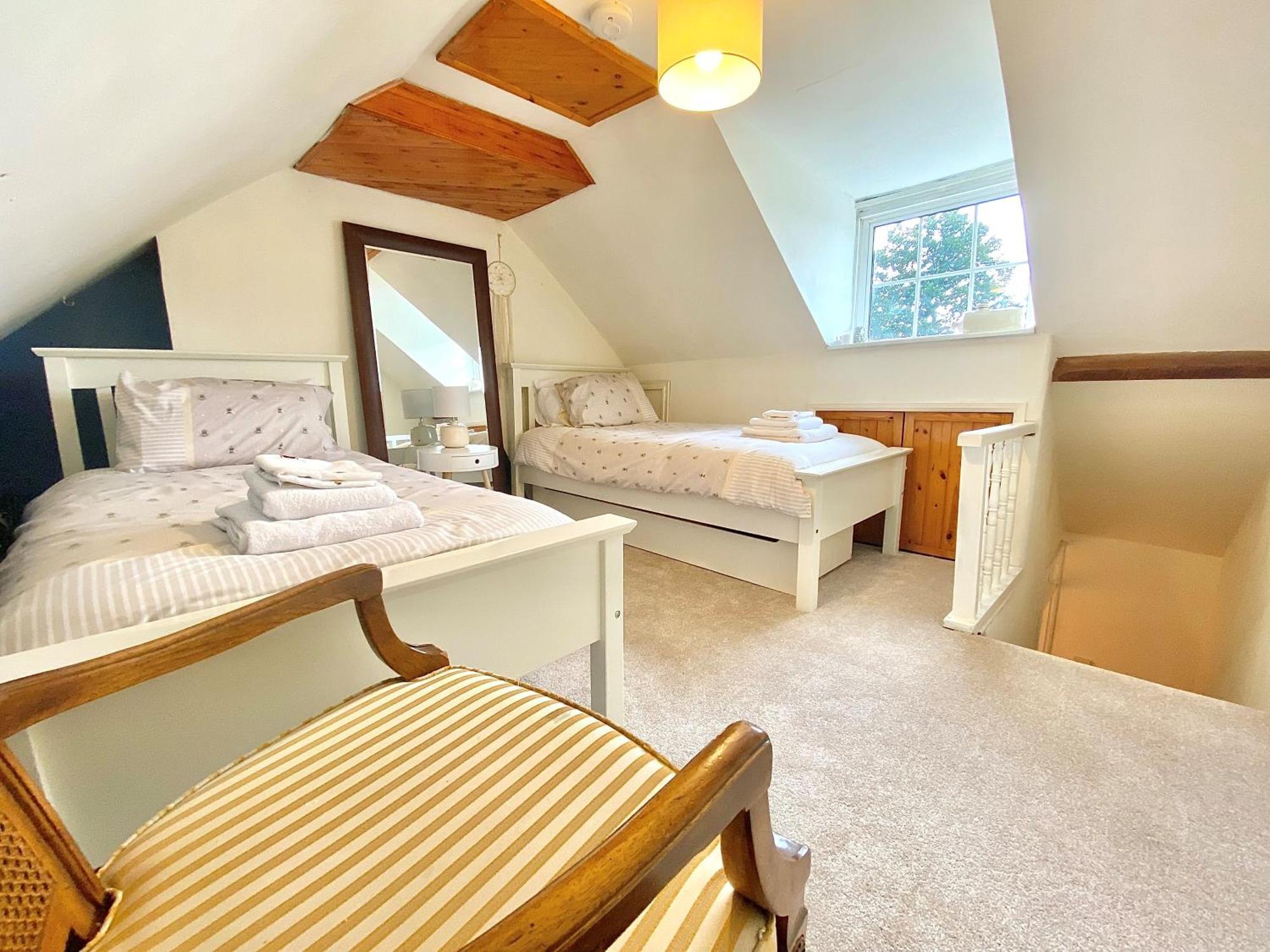 Bumblebee Cottage - Cosy Cottage In Area Of Outstanding Natural Beauty ヘメル・ヘムステッド エクステリア 写真